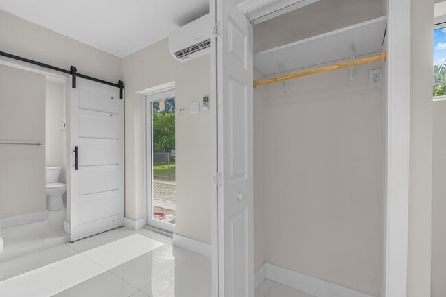 Building Photo - 724 NE 2nd St