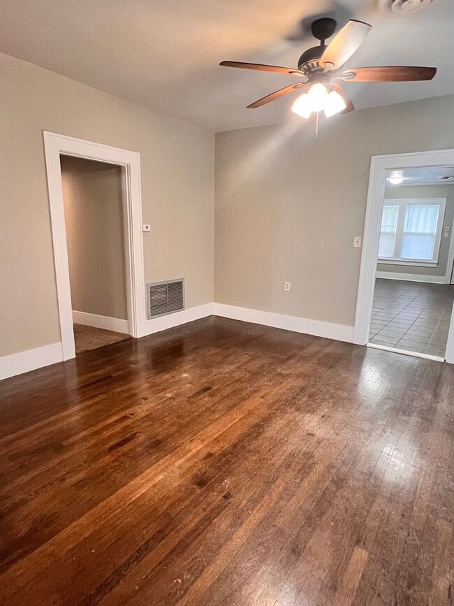 Building Photo - Spacious 3 Bedroom 2 Bath