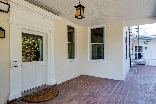 #302 entrance - 2112 Monteiro Ave