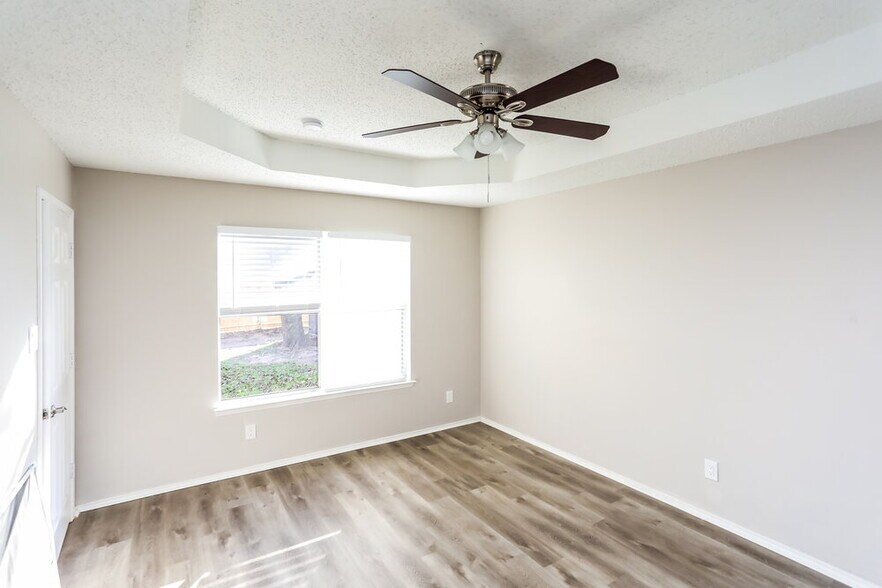 Building Photo - 5122 Eastcreek Dr