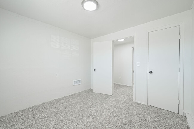 Building Photo - 1349 Kinkaid Dr