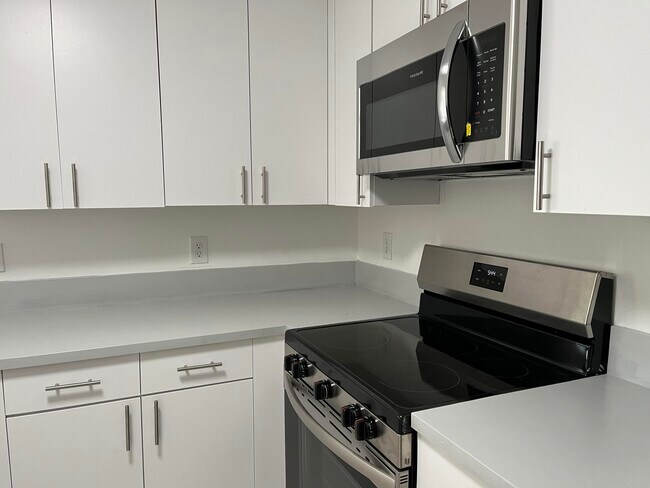 Building Photo - 5024 Lantana Rd