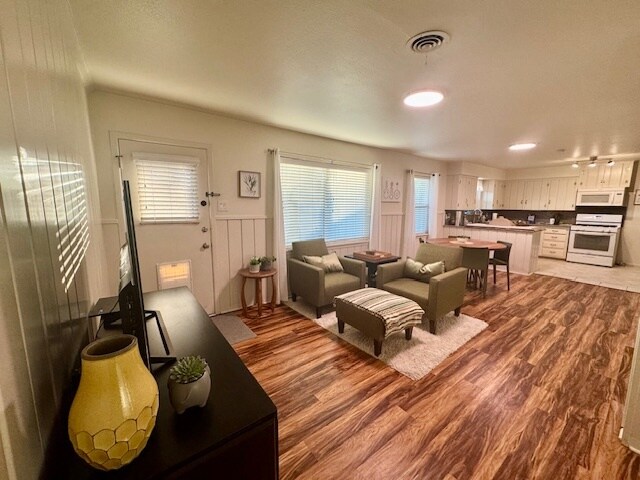 Building Photo - 1925 Peavy Rd