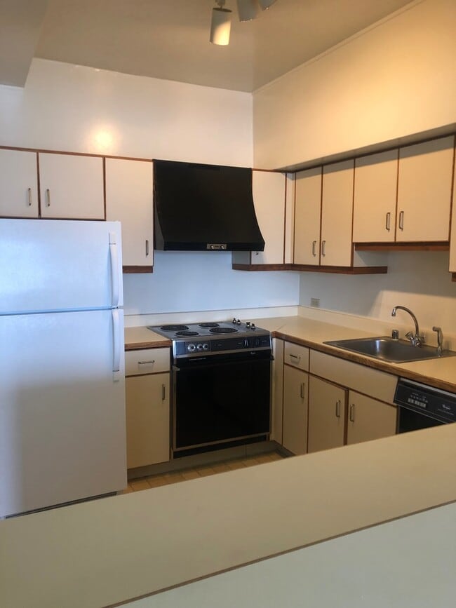 Building Photo - Sweeping views of the Berkeley hills from the 19th floor of Pacific Park Plaza in Emeryville!