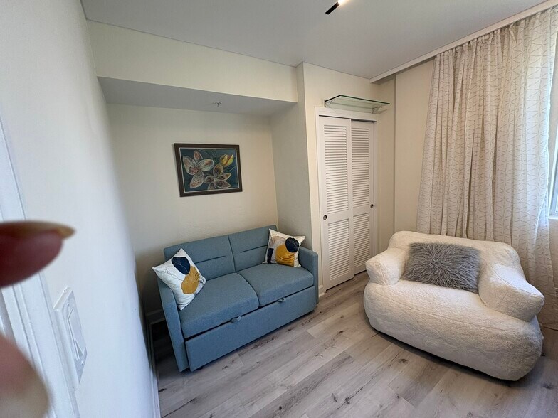 pull out couch bed - 1500 Bay Rd