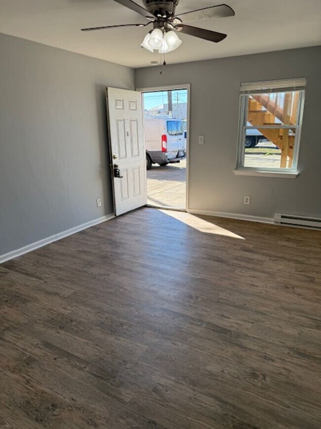 Building Photo - Spacious 2-Bedroom, 1-Bath Unit in Central Norfolk