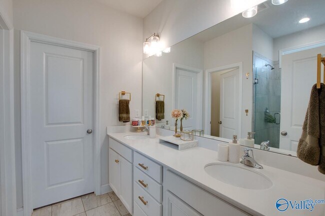 Building Photo - 12900 Tallulah Dr