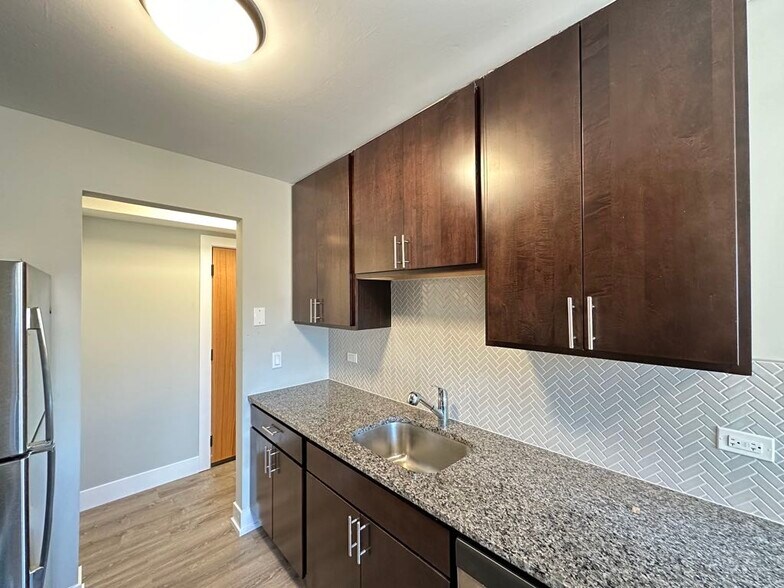Building Photo - 533 W Surf St