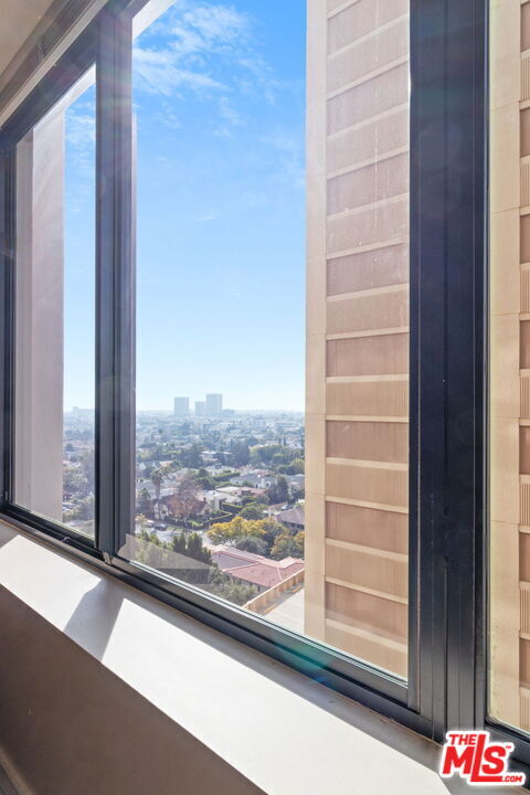 Building Photo - 10724 Wilshire Blvd