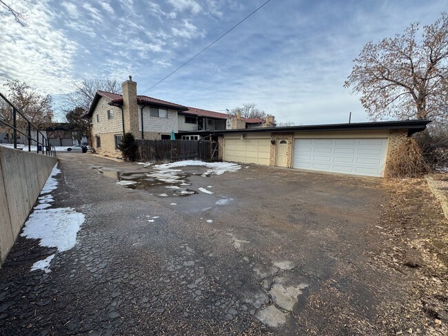 Building Photo - Spacious Southmoor Park Townhome