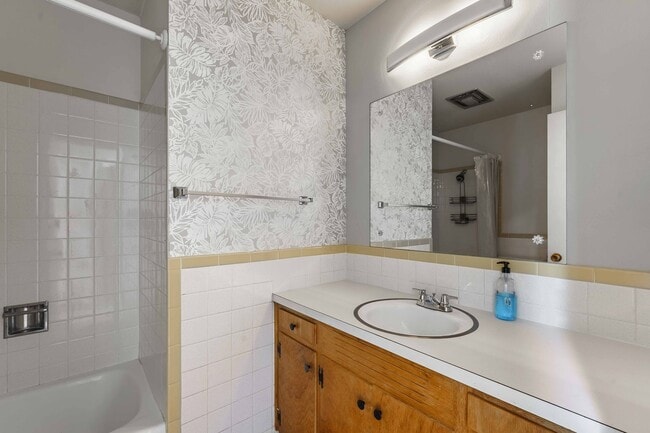 Building Photo - Charming 4-Bedroom Home with Spacious Yard in Rogers