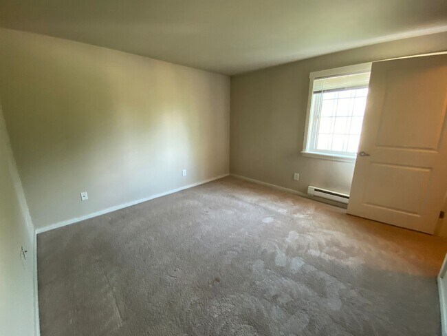 Building Photo - $2500-3Beds 2BA W/D 2 reserved parking, po...