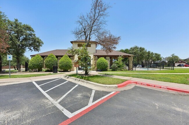 Building Photo - 640 Loma Cedro Bend