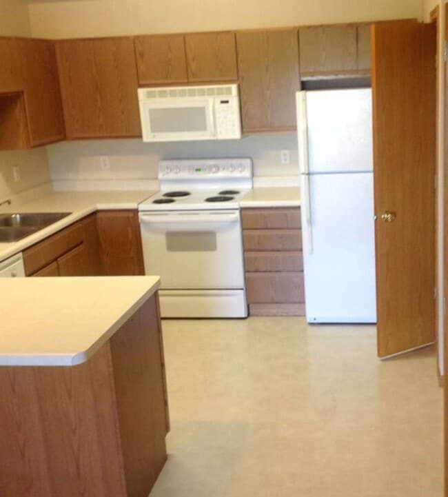 Building Photo - $1,125 | 2 Bedroom, 1 Bathroom Condo | No Pets | Sublease* | Available for a June 5th, 2026 Move In!