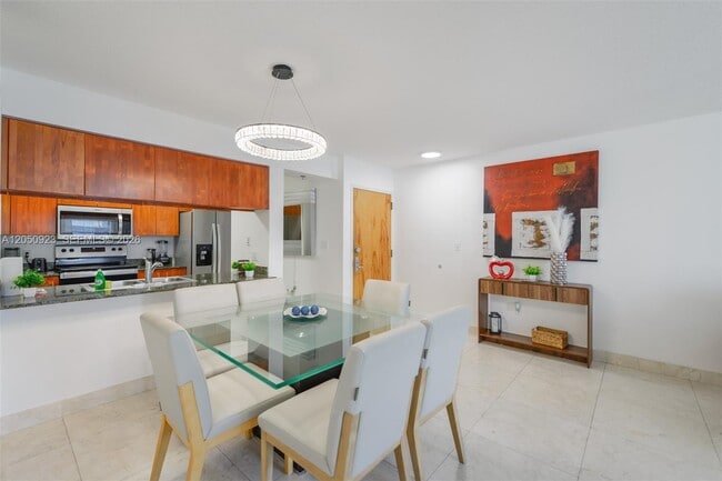 Building Photo - 1200 Brickell Bay Dr