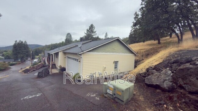 Building Photo - 1384 NE Ridge Ave