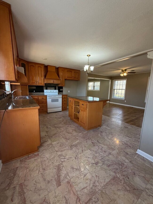 Building Photo - 1,640 Sq Ft | 4 Bed | 2 Bath