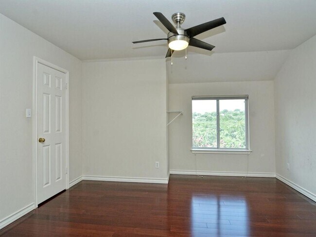 Building Photo - PRELEASING FOR BEGINNING OF JUNE! COME INTO YOUR OASIS!