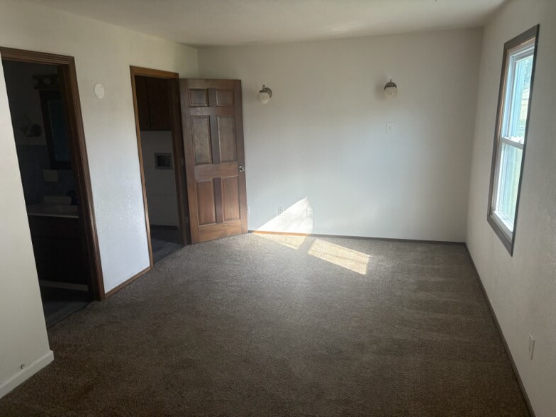 Building Photo - 302 St John Dr