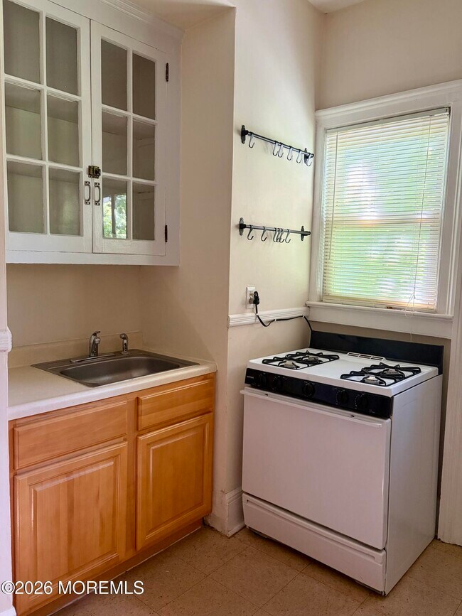 Building Photo - 207 Woodbridge Ave