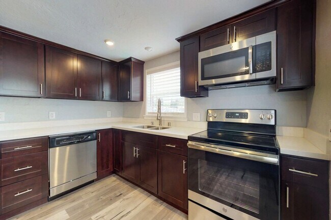 Building Photo - Beautiful and Cozy 2BR 1BA Apartment w/ 1 Car Garage + Fenced Yard + Quartz Countertops in Roseville