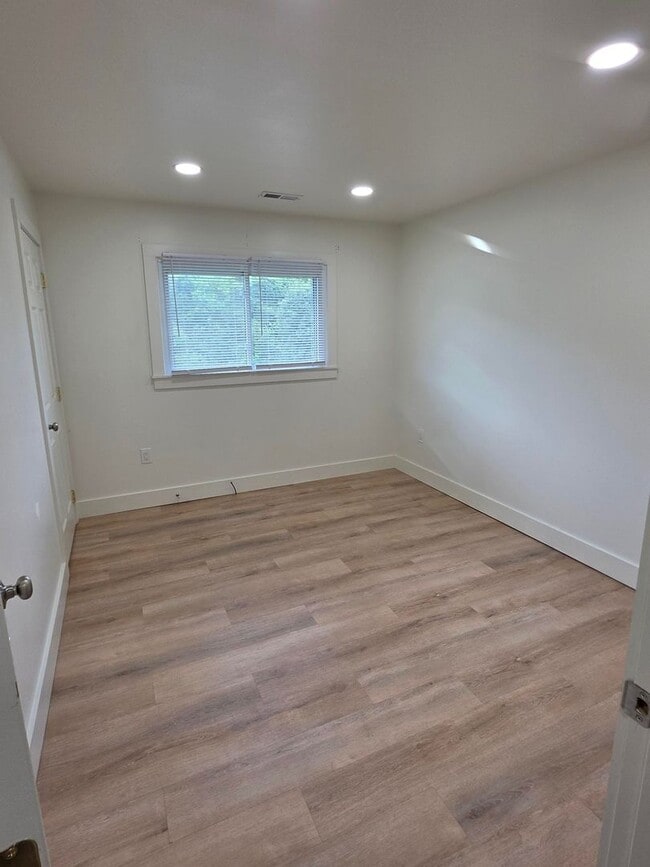 Building Photo - 3 bedrooms 2 bath