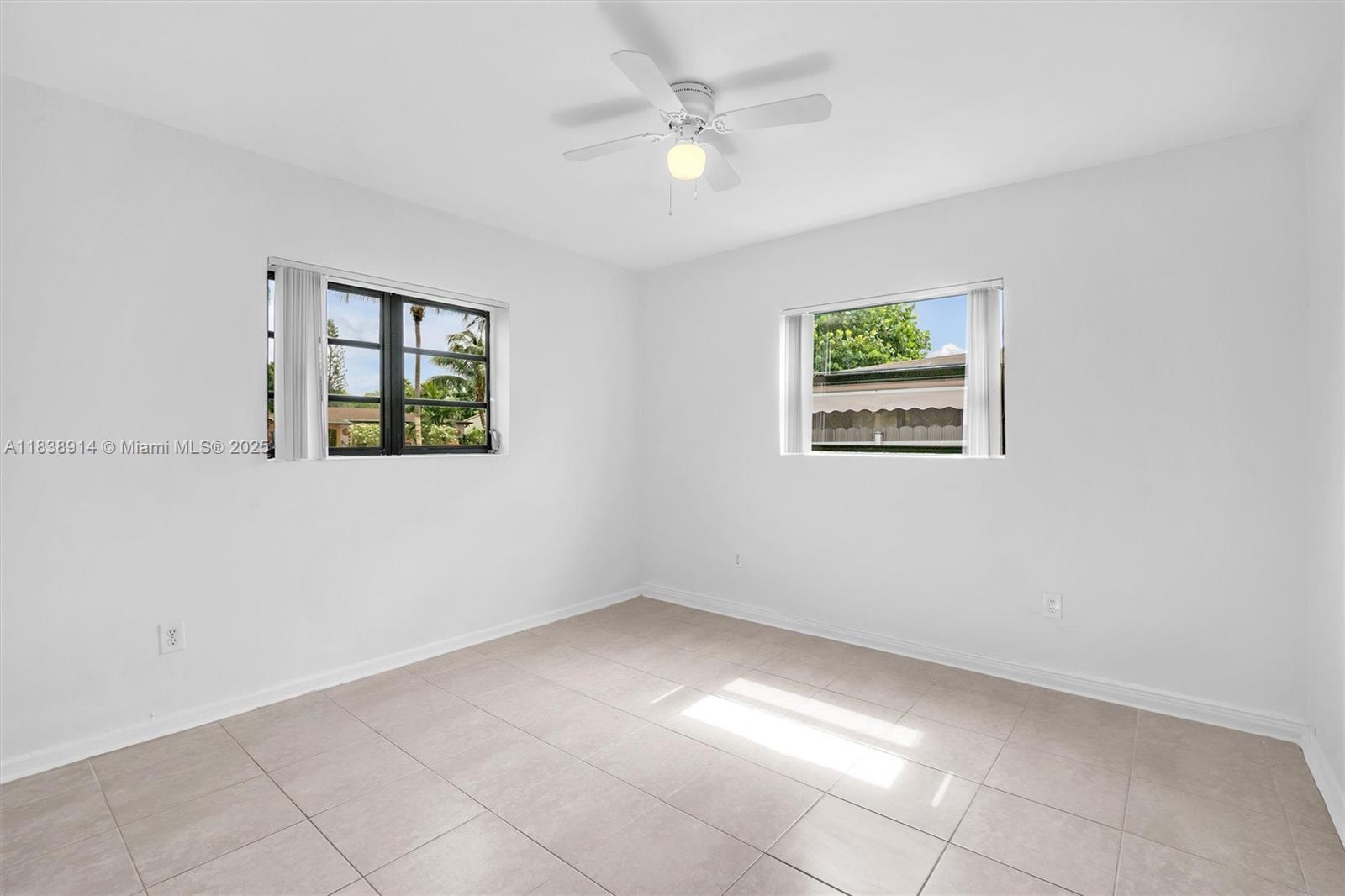 Building Photo - 1050 NE 156th St