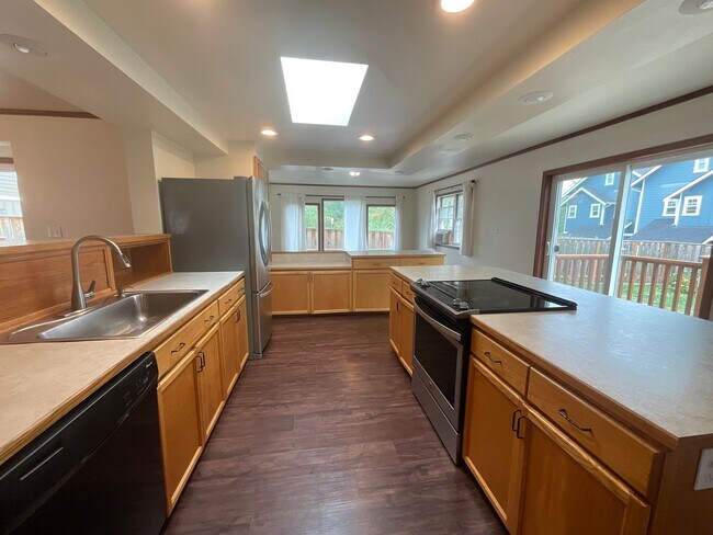 Building Photo - 3 Bed, 2 Bath Home with 2- Car Garage/Shop...