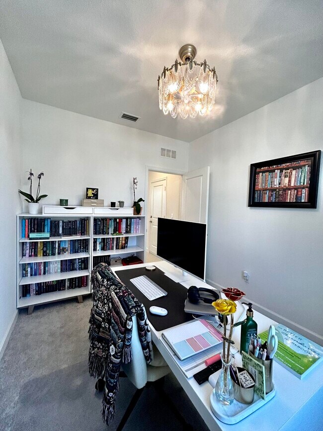 Building Photo - 317 SE Crossoak Ln