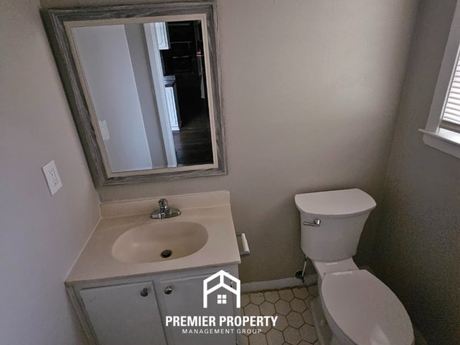 Building Photo - Large 4 Bedroom Home for Rent in Memphis | Hardwood Floors, Fireplace & Fenced Yard