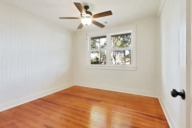 Building Photo - Great location