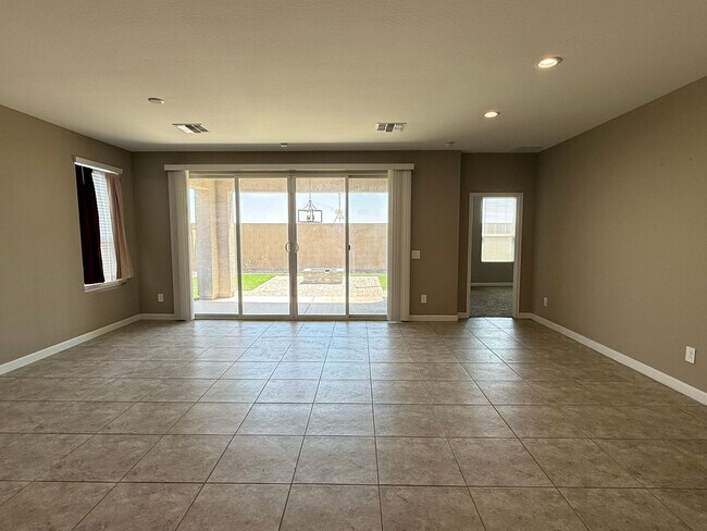 Building Photo - Beautiful Newer 4 Bedroom 3 Bathroom Anthem at Merrill Ranch Home!