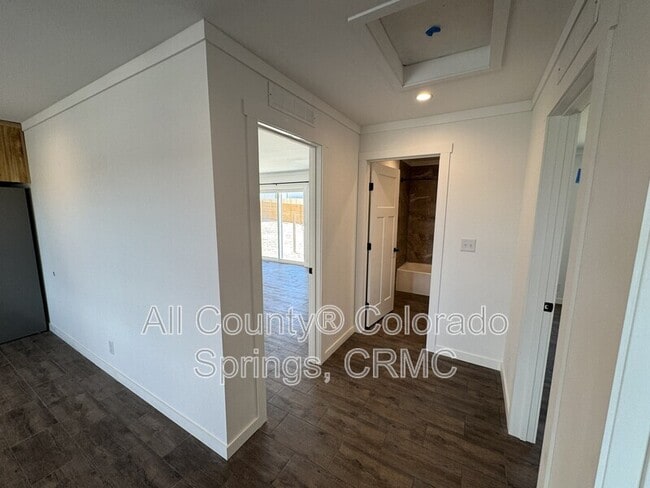 Building Photo - 690 E Hahns Peak Ave