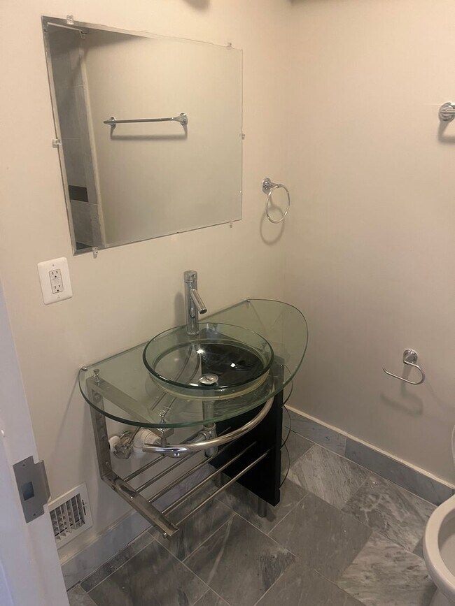 Building Photo - Commuter Friendly Beautiful Townhouse in Baltimore- Will go fast!