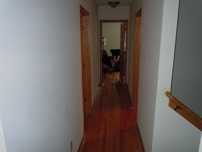 Building Photo - Beautiful 5 Bedroom In Como available Sept...