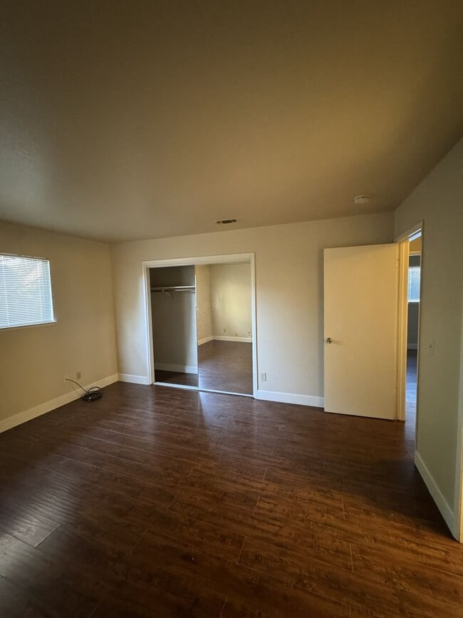 Building Photo - UPDATED 3 BEDROOM DUPLEX IN SACRAMENTO!