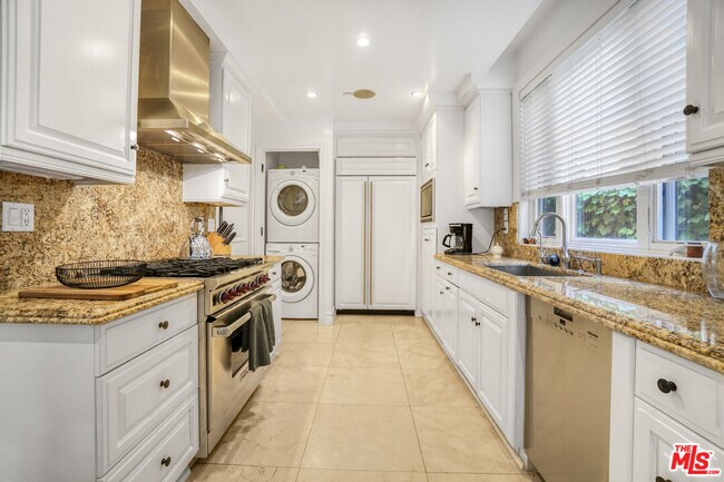 Building Photo - 208 S Lasky Dr