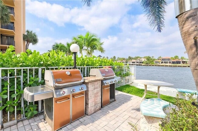 Building Photo - 505 N Riverside Dr