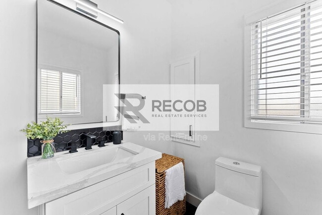 Building Photo - 832 Desty St