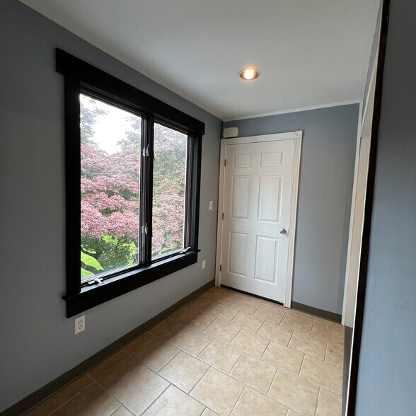 Entry/eating area - 40-2 Oak St