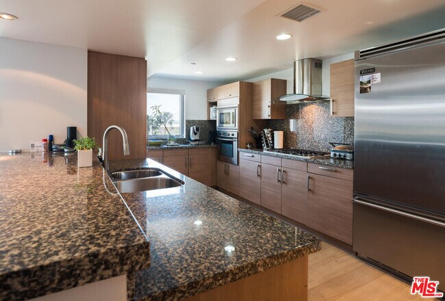 Building Photo - 13650 Marina Pointe Dr