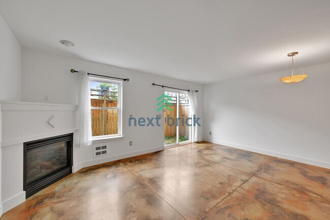 Building Photo - Live Easy in This Beautiful 2-Bedroom Condo