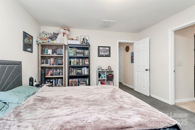 Building Photo - 409 Kickapoo Ave