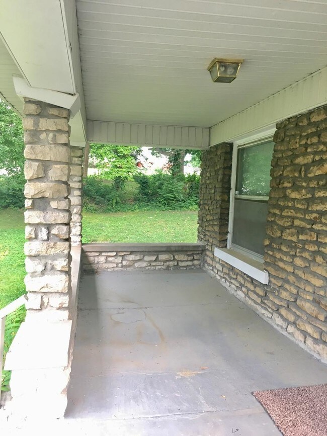 Building Photo - 3850 E 62nd St