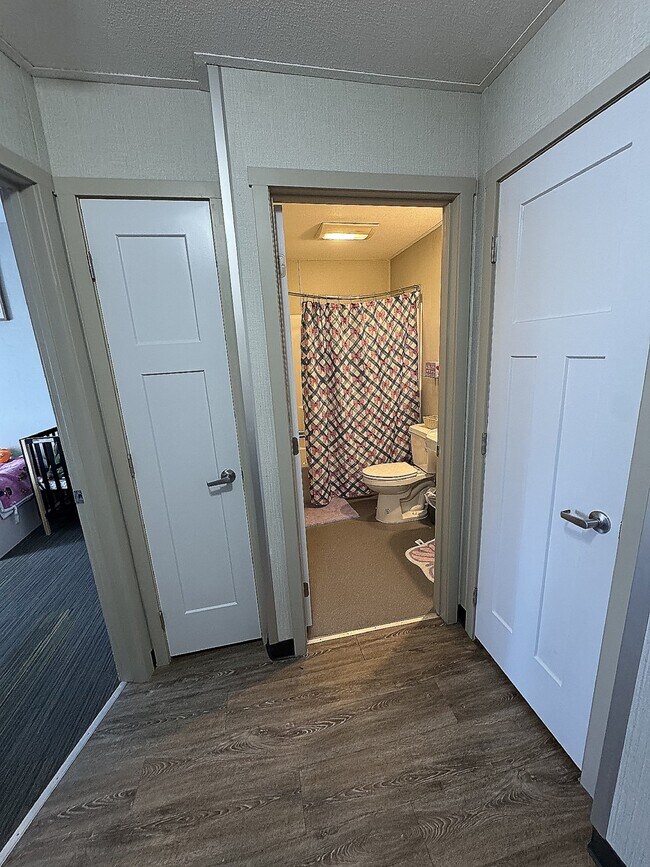 Building Photo - 458 N Creek Dr