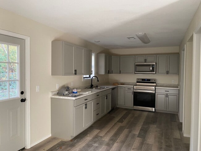 Building Photo - 48 Hour Notice: Come take a look at this newly remodeled 3-bedroom, 2-bathroom home