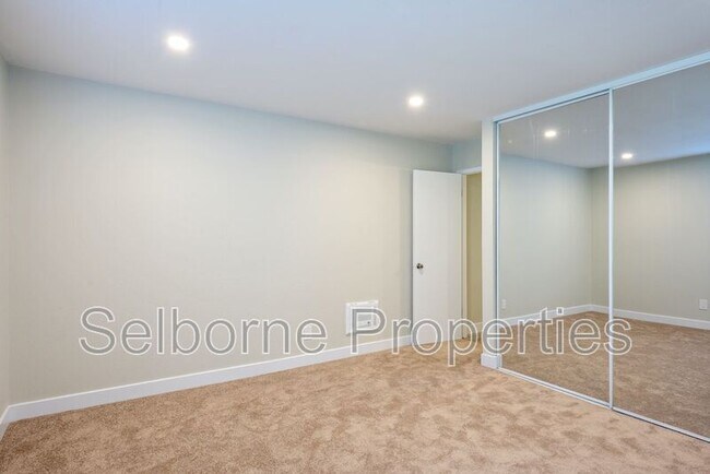 Building Photo - 601 Oakland Ave