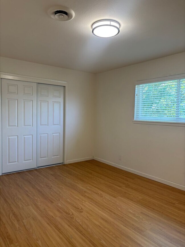 Building Photo - 54-1212