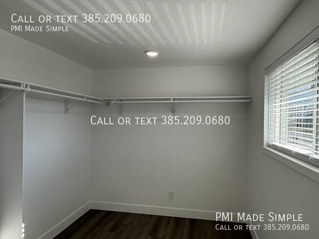 Building Photo - Renovated Duplex on a Quiet Cul-de-sac