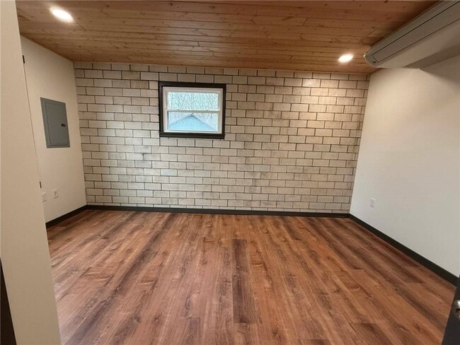 Building Photo - 260 Oak Ave